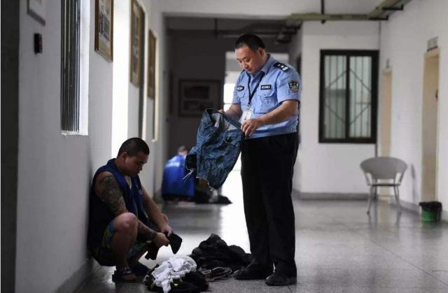 被拘留7天或15天的人,在看守所该怎么度过?听听警察叔叔怎么说