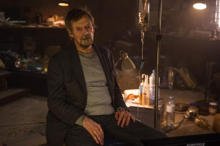 "维斯帕·林德对邦德的欺骗隐瞒,让他对感情一直抱着将信将疑的态度