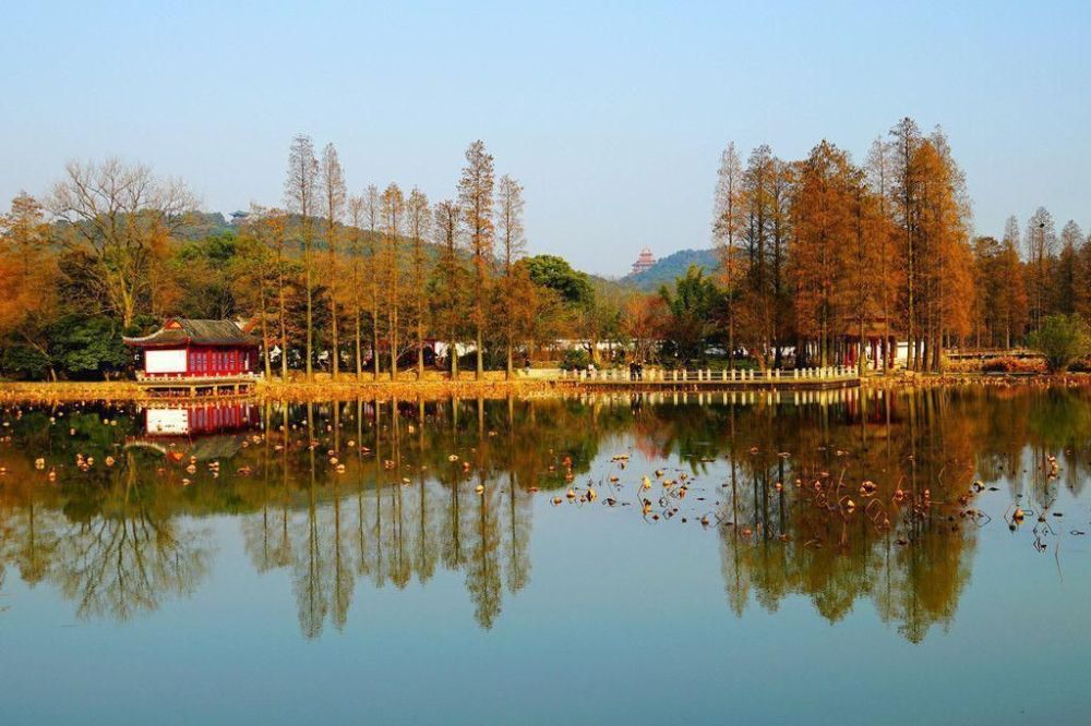 磨山,落雁,白馬,珞洪,吹笛六大景區構成,主要景點有:水雲鄉,聽濤軒,先