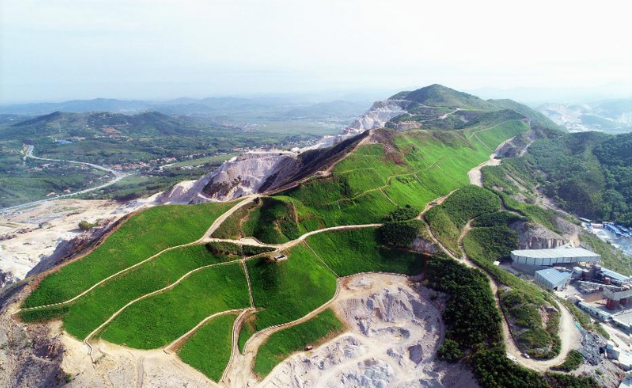 修复后前对比图"我们以恢复矿山地质环境为目标,将生态环保产业导入