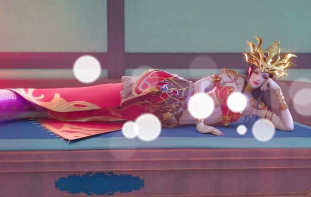 着她那张倾国倾城的脸惊艳了无数人,再加上她还有一条五彩斑斓的蛇尾