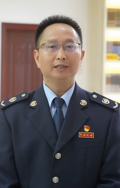 百名党员讲税收故事九十六丨钟小飞初心不忘党旗红韶华不负税务蓝
