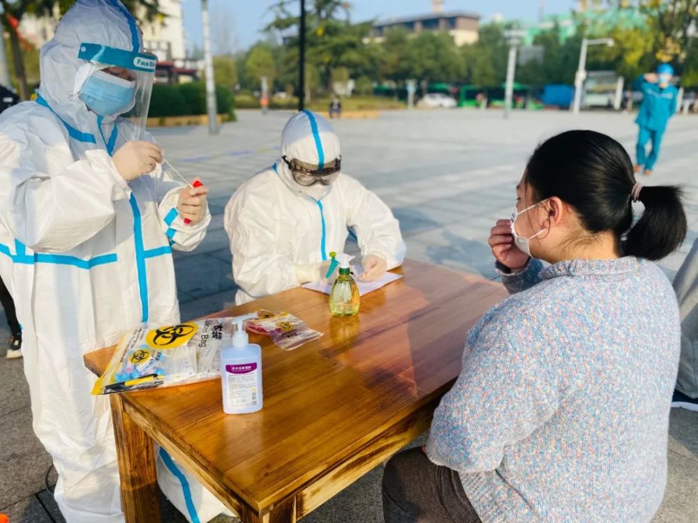信阳这个地方开展了大规模人群新冠病毒核酸采样检测实战演练_腾讯