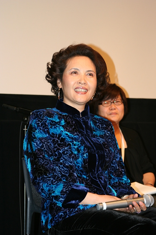 自然老去的女人真美宋晓英都是奶奶辈的人了穿搭还这么潇洒