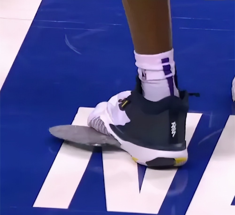 不知道大家有没有印象, zion第一次踩爆耐克的鞋子后,马上就有球员踩