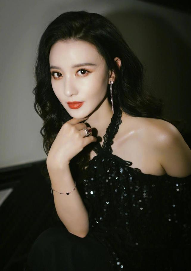 张萌一袭黑裙高级又贵气,老板娘就是不一样,穿搭中都自带霸气