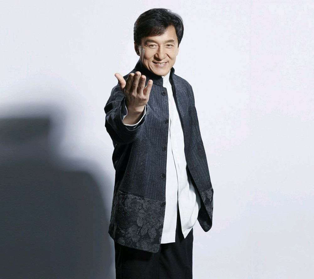 慈善晚会上成龙浑身的衣服被富豪买光,只剩下一条底裤