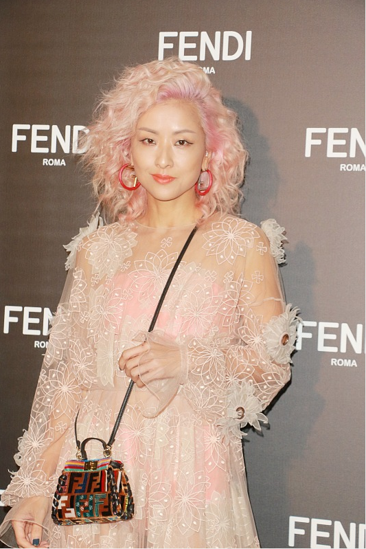 徐濠萦的打扮真不丑,穿粉裙像20岁少女,配"爆炸"卷发好独特