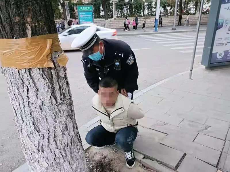 偷盗学生手机值勤交警10分钟将小偷抓住