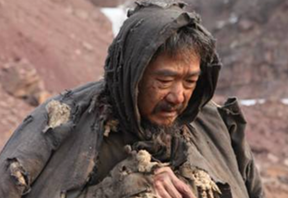 马戴美瞳够狠了看鞠婧祎剧中的难民妆导演是认真的