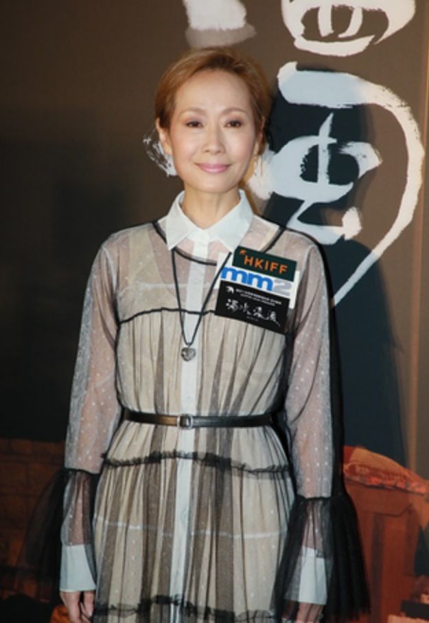 58岁叶童老得很真实穿一身纱裙身形消瘦皱纹明显气质却高级