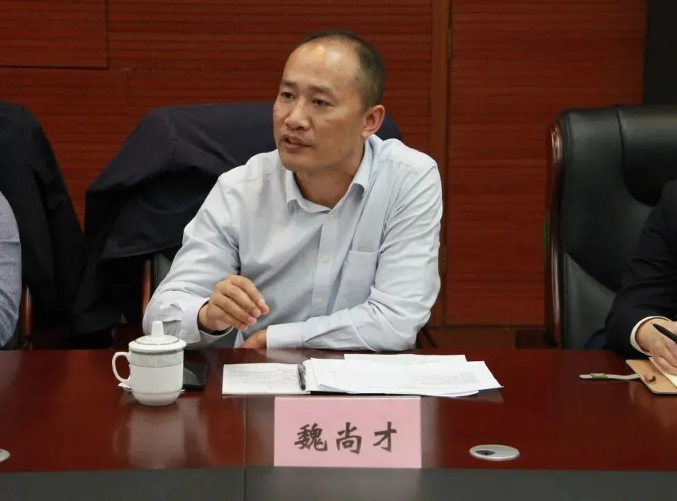 座谈会上,陈忠军主任向参会人员介绍了汉江中院队伍教育整顿查纠整改