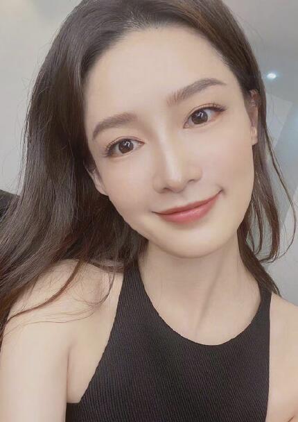 宝藏女孩李沁分享一宫格自拍美照笑容甜美温柔又治愈