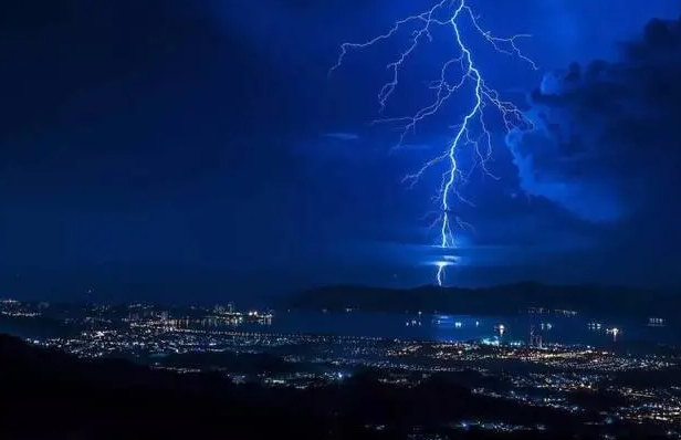 被雷电追杀的一家人只有一人侥幸逃脱这家人干了什么