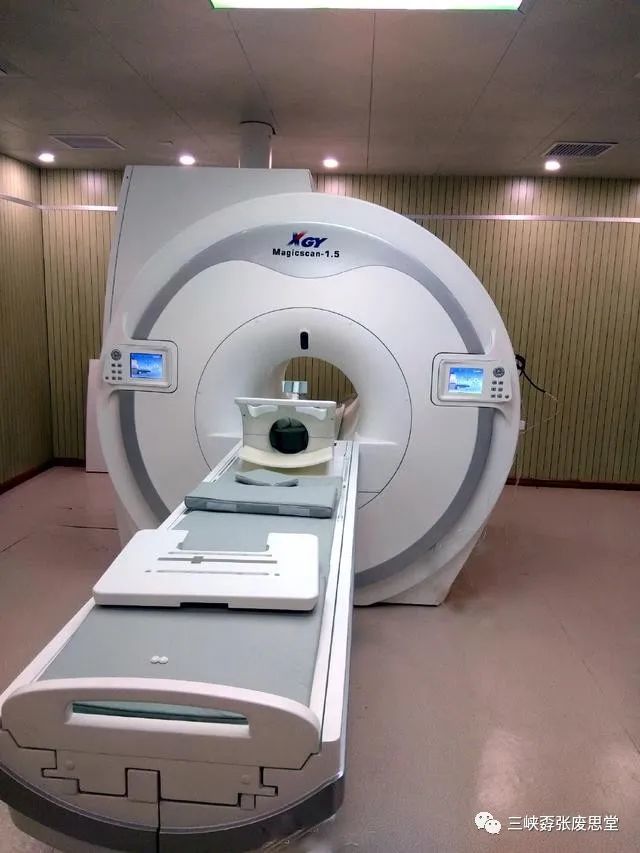 核磁共振仪远看似太空舱舱口游艇,横着出行近观像活动镜立乃镜面,横为