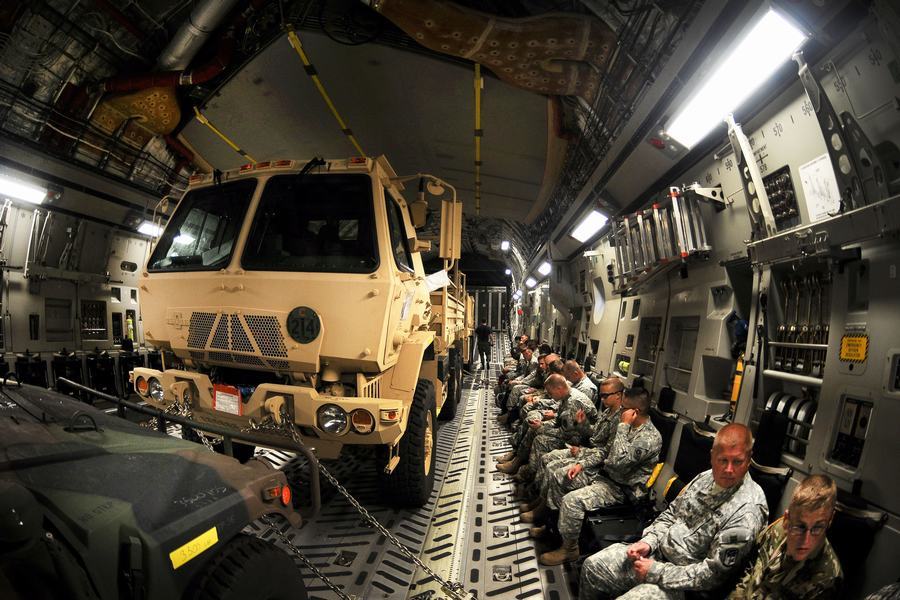 c17运输机的定位是一种战略战术运输机,同时具备堪比中型运输机的优秀