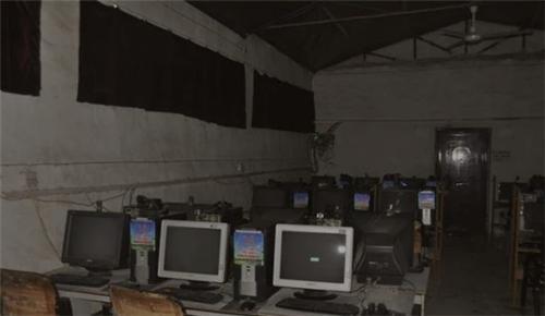 北京蓝极速网吧纵火案:4个未成年上网遭拒,恶意纵火致25人死亡