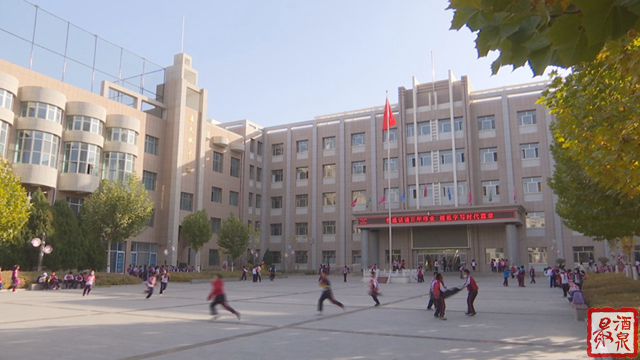 在酒泉师范学校附属小学,教师陈燕刚刚下课,就在办公室里又开始网上
