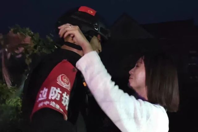 沈勇一声命令"向后转"何亮的队伍巡逻至1314号界碑时当晚悄悄来到1314