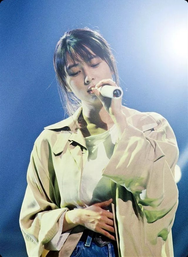 而坂井泉水不仅只会唱歌,还会自己作词,她为不少歌手写过歌曲,就连