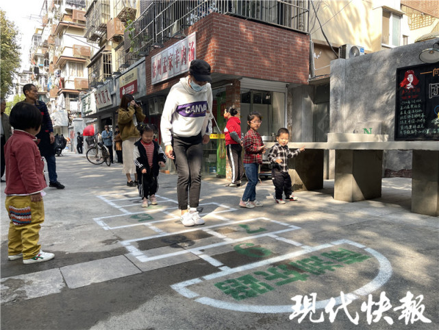 地面上的跳字格,吸引来不少小朋友玩耍,一些大人们也来过了一把瘾