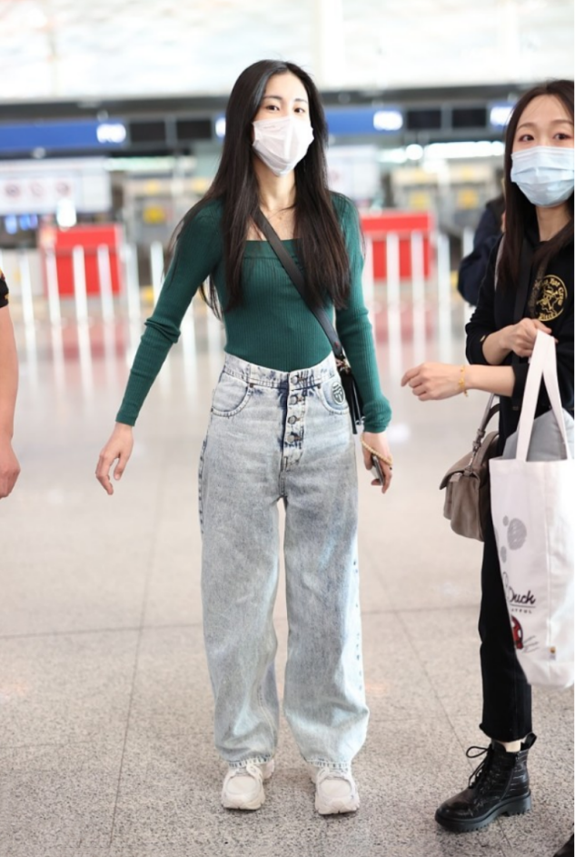 张碧晨真瘦,穿紧身针织衫都略显空荡,小蛮腰都快挂不住牛仔裤了