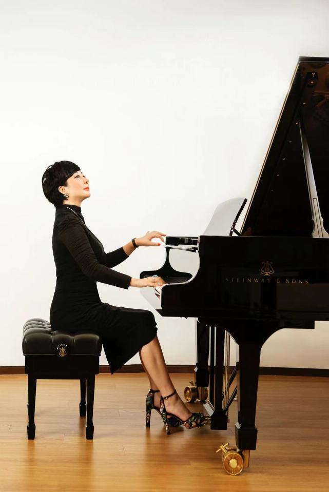 他们分别是:日本电视剧"姿三四郎"配音演员,上海电视台著名主持人晨光