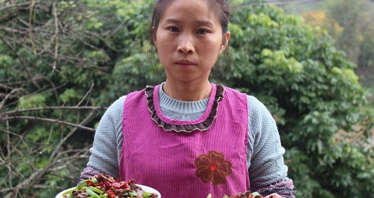 从村妇晋升顶流网红被白岩松夸赞蜀中桃子姐到底什么来头