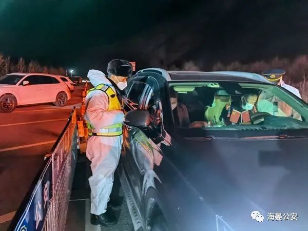 疫情在前警察不退战疫一线的守夜人