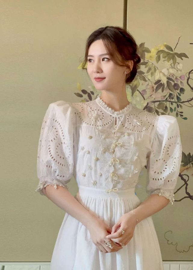 刘诗诗真有"贵族"气质,穿白色连衣裙高贵又大气,气质太惊艳