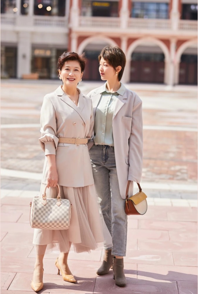 海莉和比伯私服很日常，冬季上衣不显笨重，配色也十分大胆北京启达教育学满分.cn