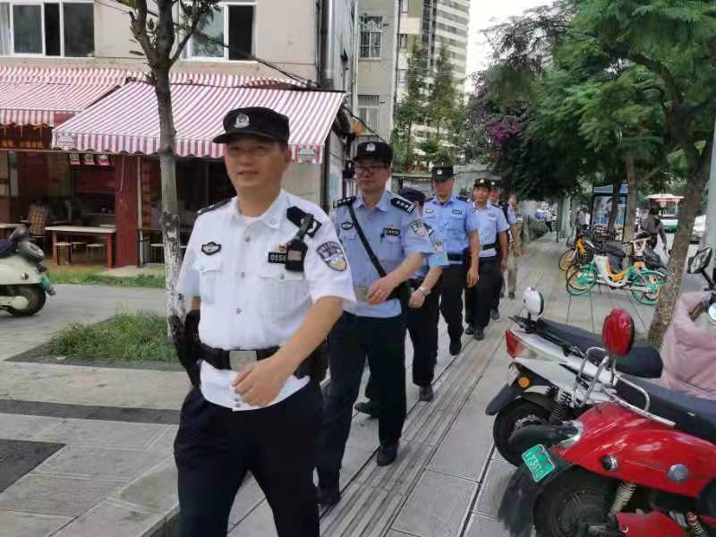 穿"白衬衫"的派出所民警_腾讯新闻