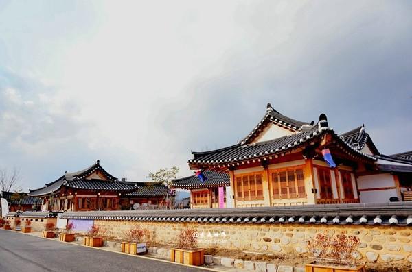 庆州原是古代新罗都城,也是新罗国的发源地,韩国大部分古代文明长埋