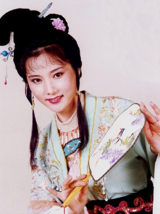 有次村里放电影,正好是越剧《碧玉簪《红楼梦,16岁的何赛飞看完