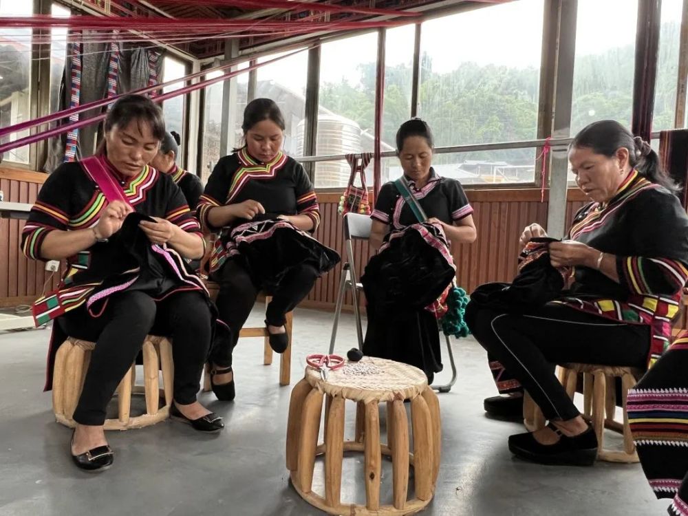 拉祜族服飾重要的組成配飾拉祜族挎包是拉祜族服飾中重要的組成配飾