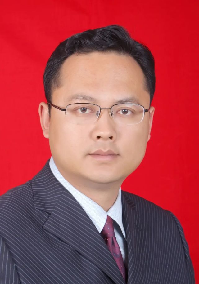 环江红,男,白族,1968年10月出生,研究生,中共党员,现任四川省会东县第