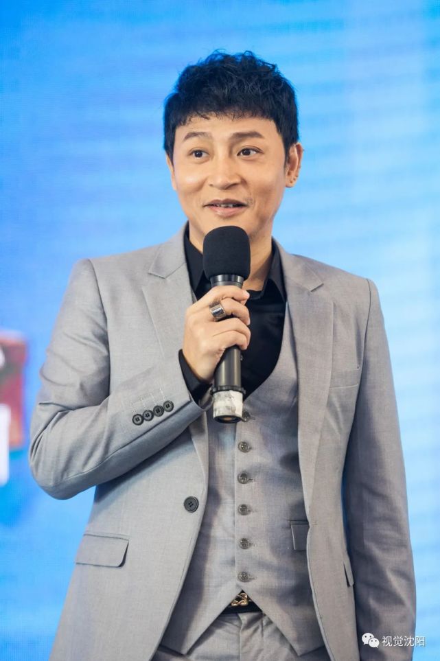 50岁小帅虎陈志朋空降沈阳演唱红蜻蜓灰色西装帅气不减受粉丝热捧