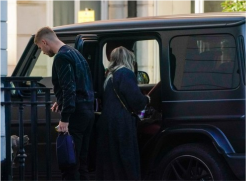 维尔纳携女友现身街头爱犬相伴外出购物