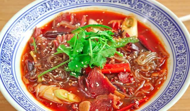 天凉了,来一碗牛肉炖粉条,香辣开胃,爽滑劲道,一顿多吃两碗饭_腾讯