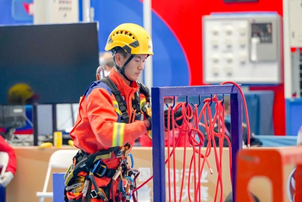 参赛选手:张军方,汪义勇模块:绳索救援应急救援员项目参赛选手:冯清