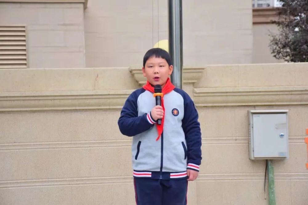 我是来自兰州东方小学四年级三班的季宸宇.