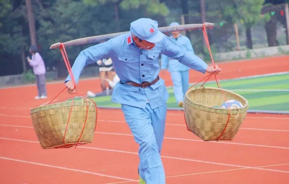 肩背难望「肩背难忘的意思」