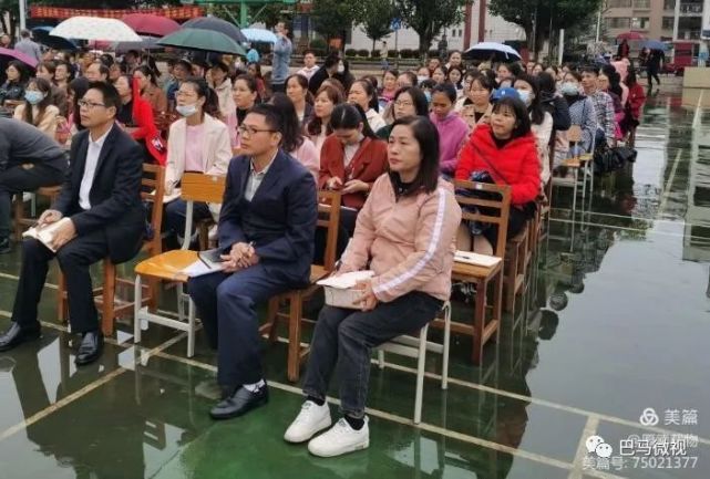 《寒門貴子劉秀祥》12年前揹著母親上大學,現在教書育人獲五四獎章.