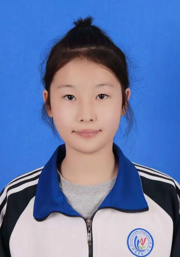 阿娅拉·达吾力,女,哈萨克族,阿勒泰地区富蕴县第一中学八年级3班学生