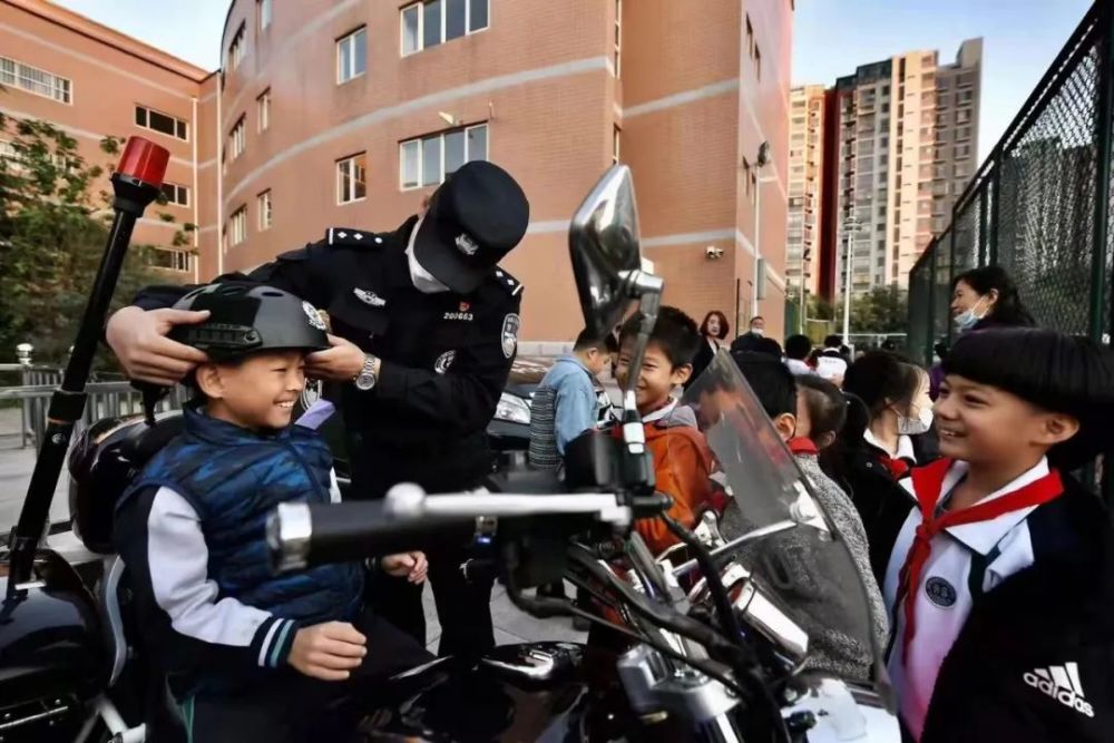 天津市公安局特警总队直属三支队走进文昌宫小学开展共建活动