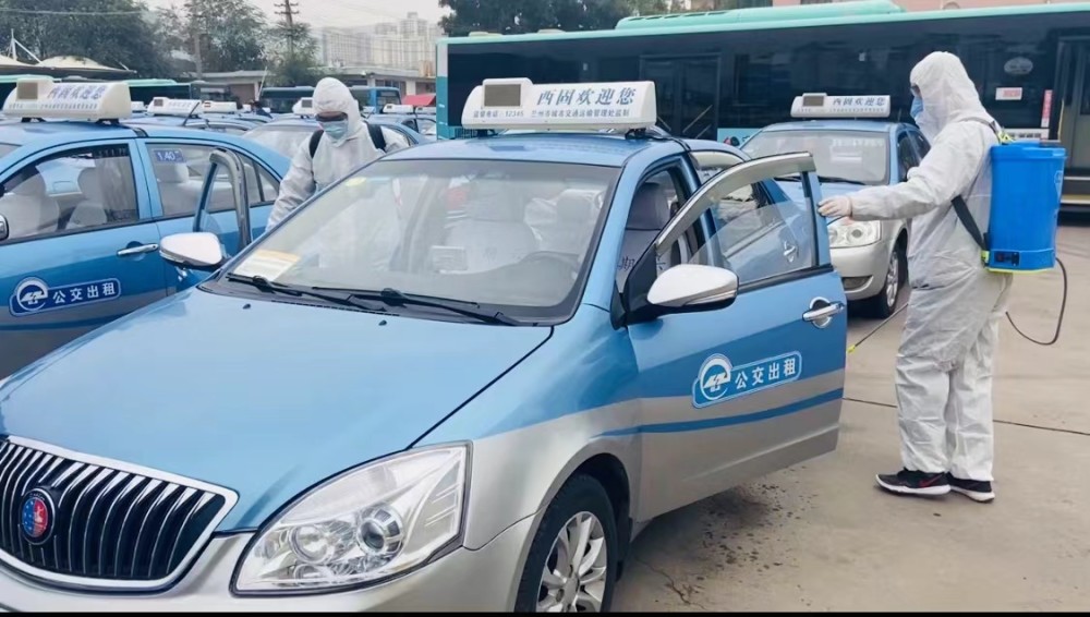 战疫镜头兰州789辆出租车集结为抗疫一线保驾护航