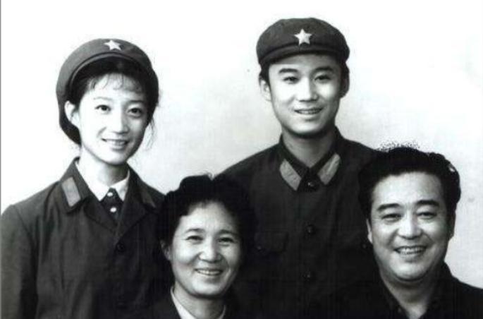 670年代的荧幕上涌现过一大批男神和妻子一牵手就是一辈子
