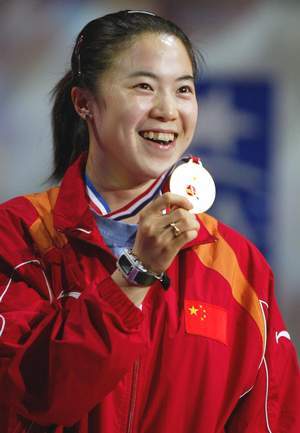 遭遇亚运会的失利后王楠在第二年世乒赛勇夺三冠赛后掩面痛哭