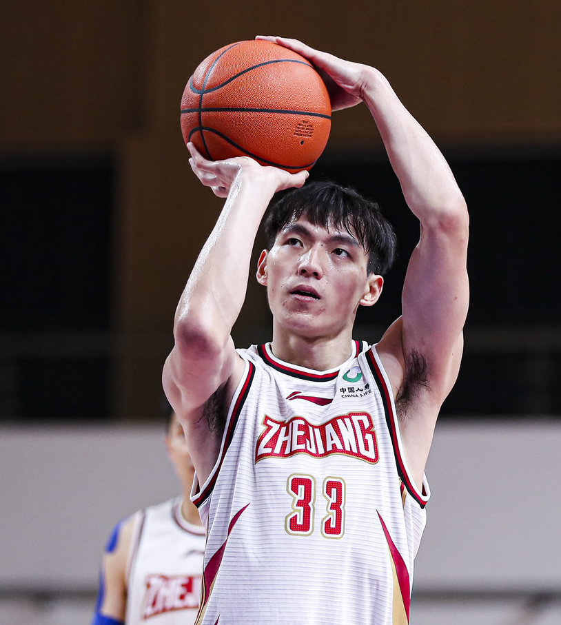 更在第四节一次没必要的上前试图抢断吴前,被吹罚个人第六次个人犯规