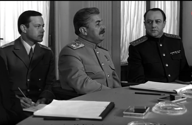 雅尔塔会议两个二战期间的重要会议,而这些段落中,电影强调了斯大林的